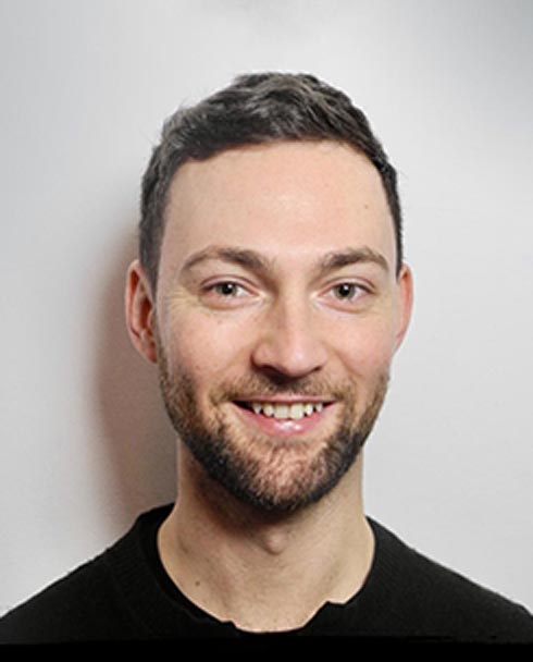 Texter Kai Mertig lächelt in die Kamera